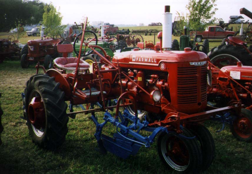Farmall w/ Cultivator
Looks good, but should be green!
