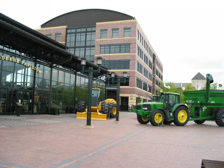 John Deere Pavilion
The first stop in Moline was the John Deere Pavilion, a large glass building with lots of Deere equipment, both restored and brand new, inside, as well as some larger items outside.

