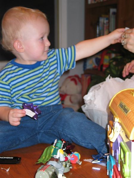 Gift opening
William still has almost as much fun with the wrappings as the toys, at least for a short time...
